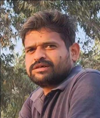 फोटो-25 सातनपुर मंडी में दूसरे दिन भी आलू न बिकने से खड़ी ट्रालियां। संवाद