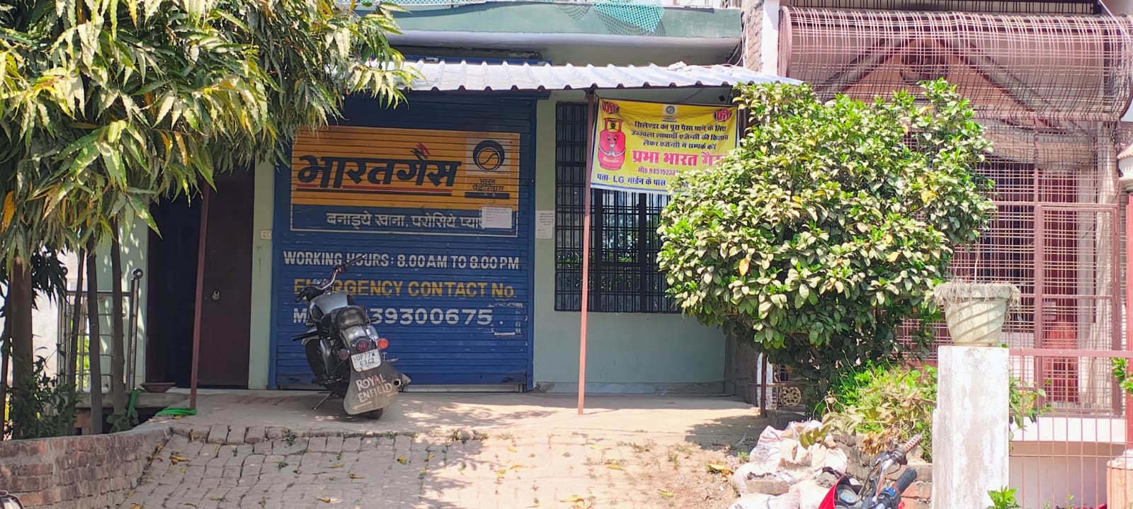 फोटो-32-ककोर रोड स्थित गैस एजेंसी पर जमा लोग। संवाद फोटो-32-ककोर रोड स्थित गैस एजेंसी पर जमा लोग। संवाद