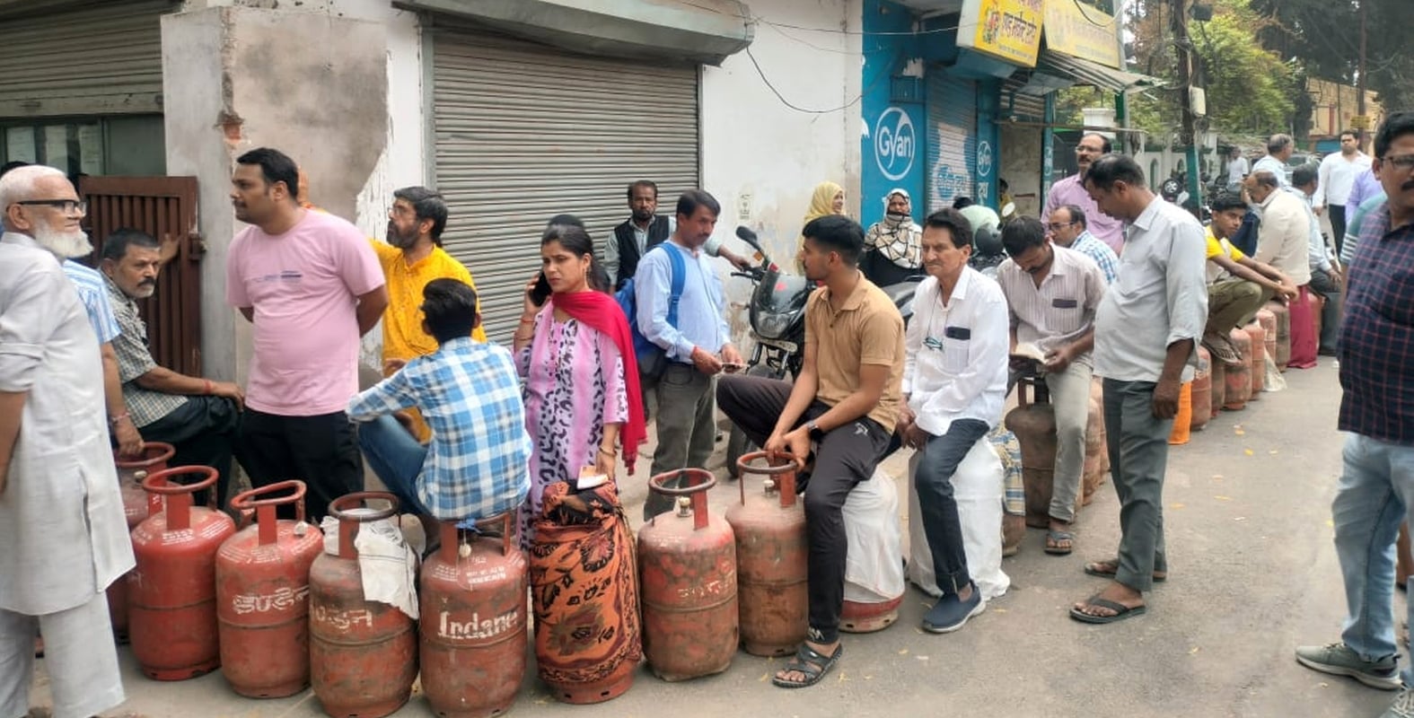 गैस की किल्लत से चौक क्षेत्र में बंद खानपान की दुकानें और सिलिंडर के लिए लगी कतार। 