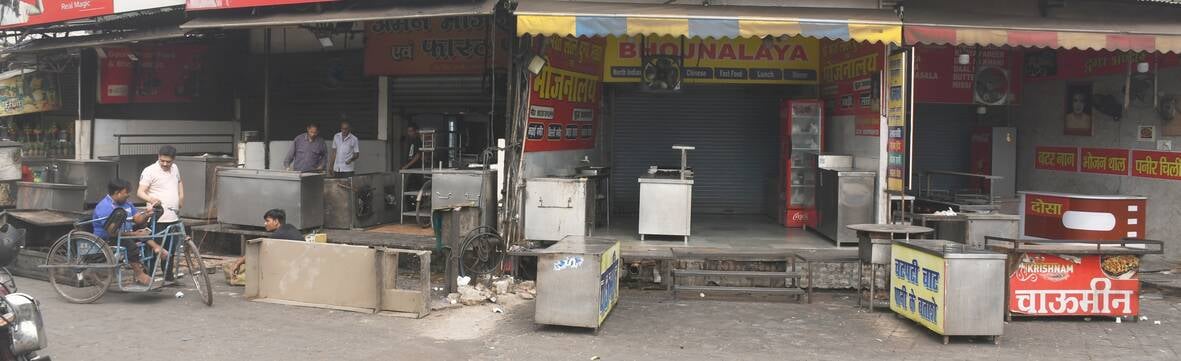 गैस की किल्लत से चौक क्षेत्र में बंद खानपान की दुकानें और सिलिंडर के लिए लगी कतार। 