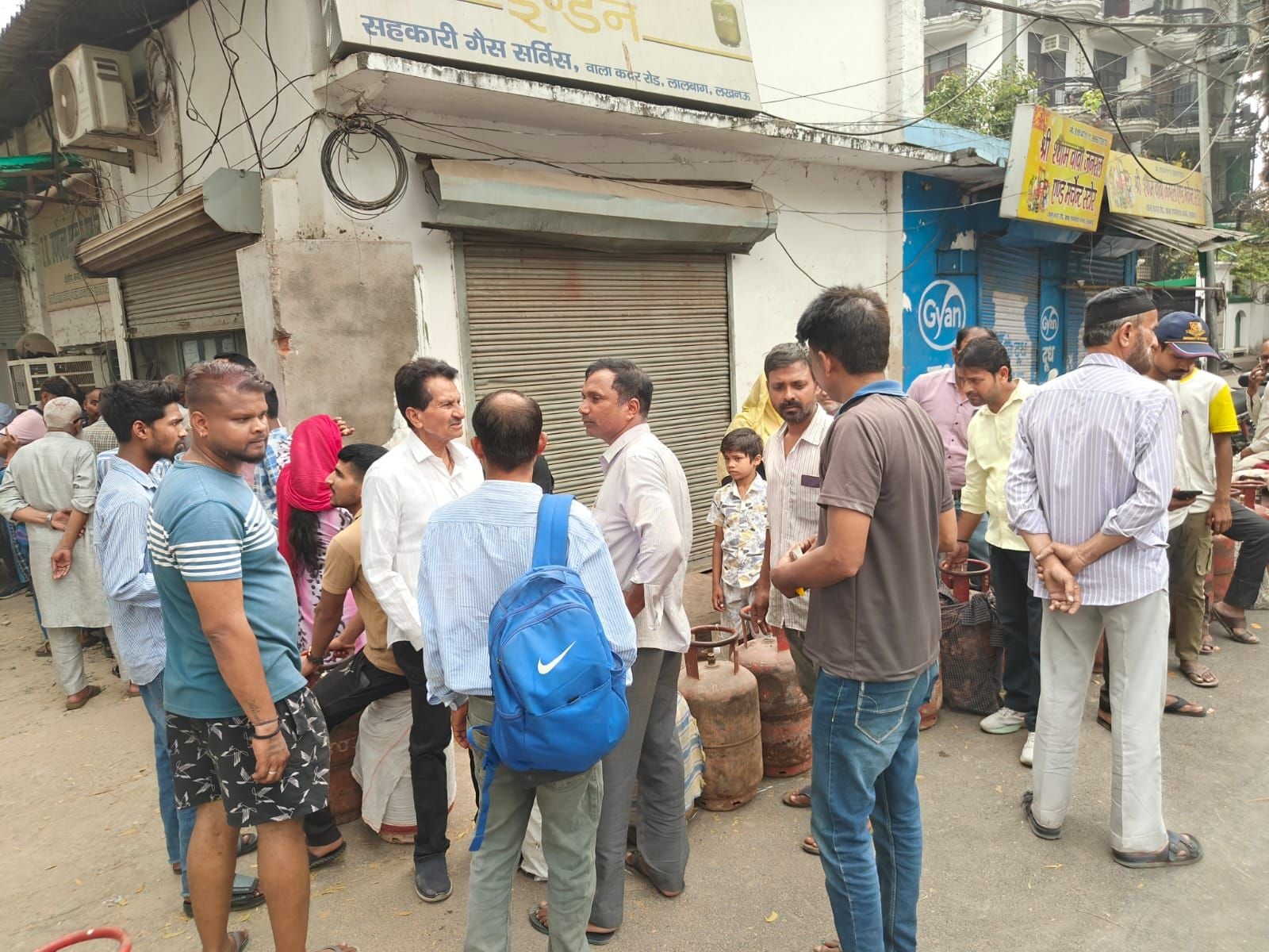 गैस की किल्लत से चौक क्षेत्र में बंद खानपान की दुकानें और सिलिंडर के लिए लगी कतार। 