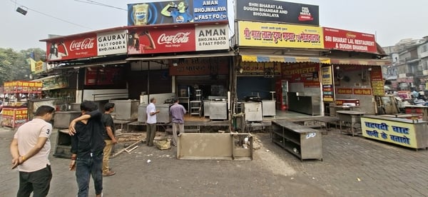 गैस की किल्लत से चौक क्षेत्र में बंद खानपान की दुकानें और सिलिंडर के लिए लगी कतार। 