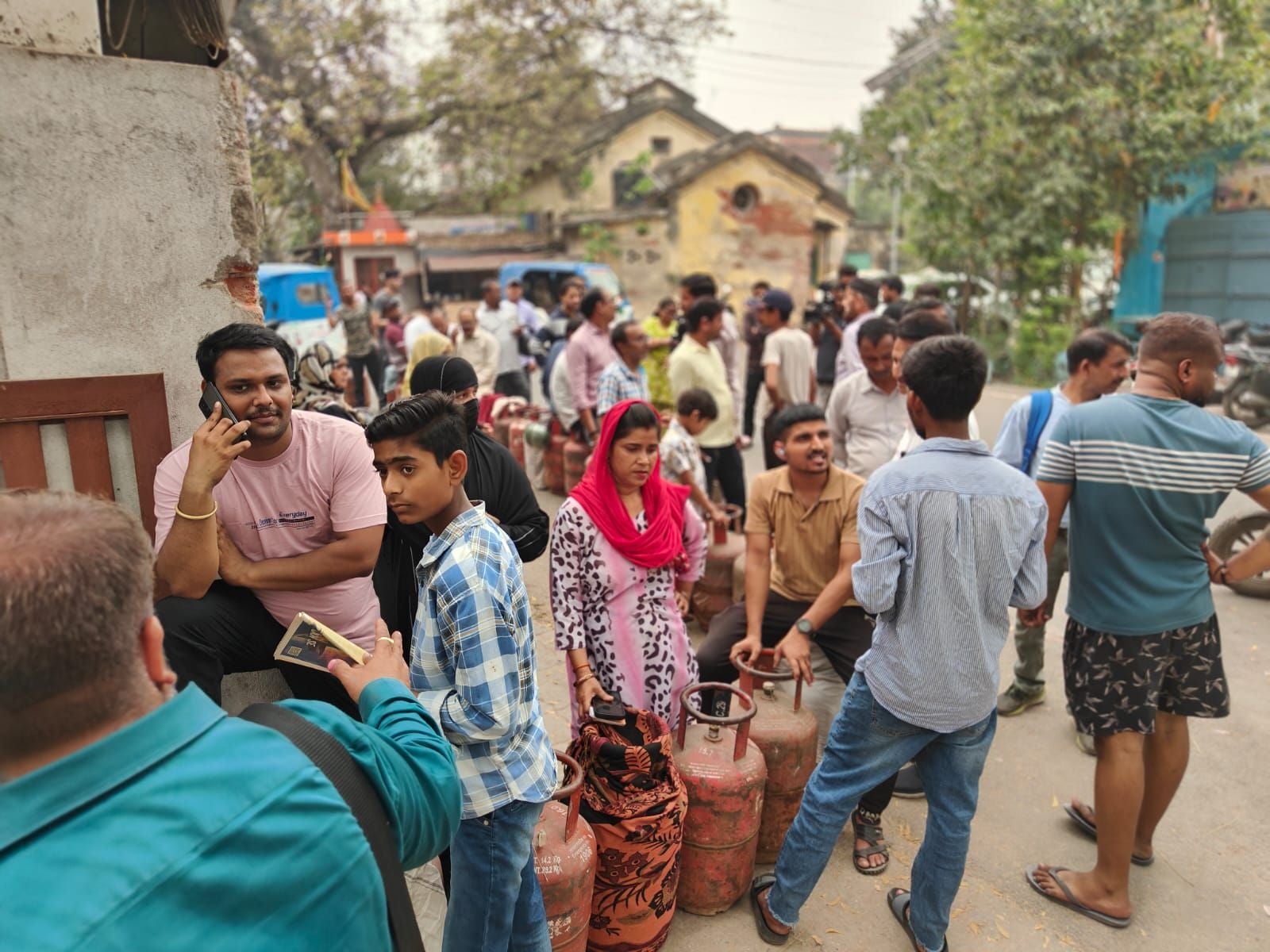 गैस की किल्लत से चौक क्षेत्र में बंद खानपान की दुकानें और सिलिंडर के लिए लगी कतार। 