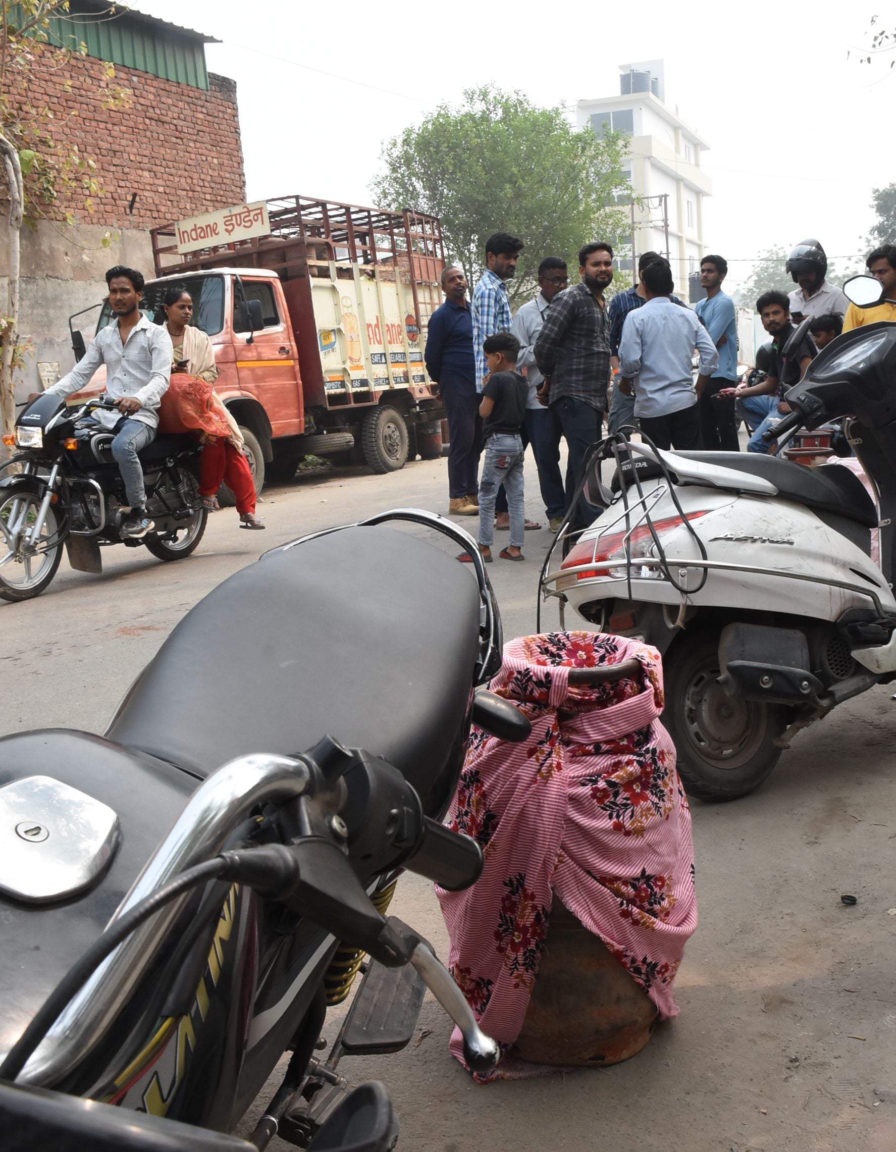 गैस सिलिंडर के लिए कतार में खड़े लोग।