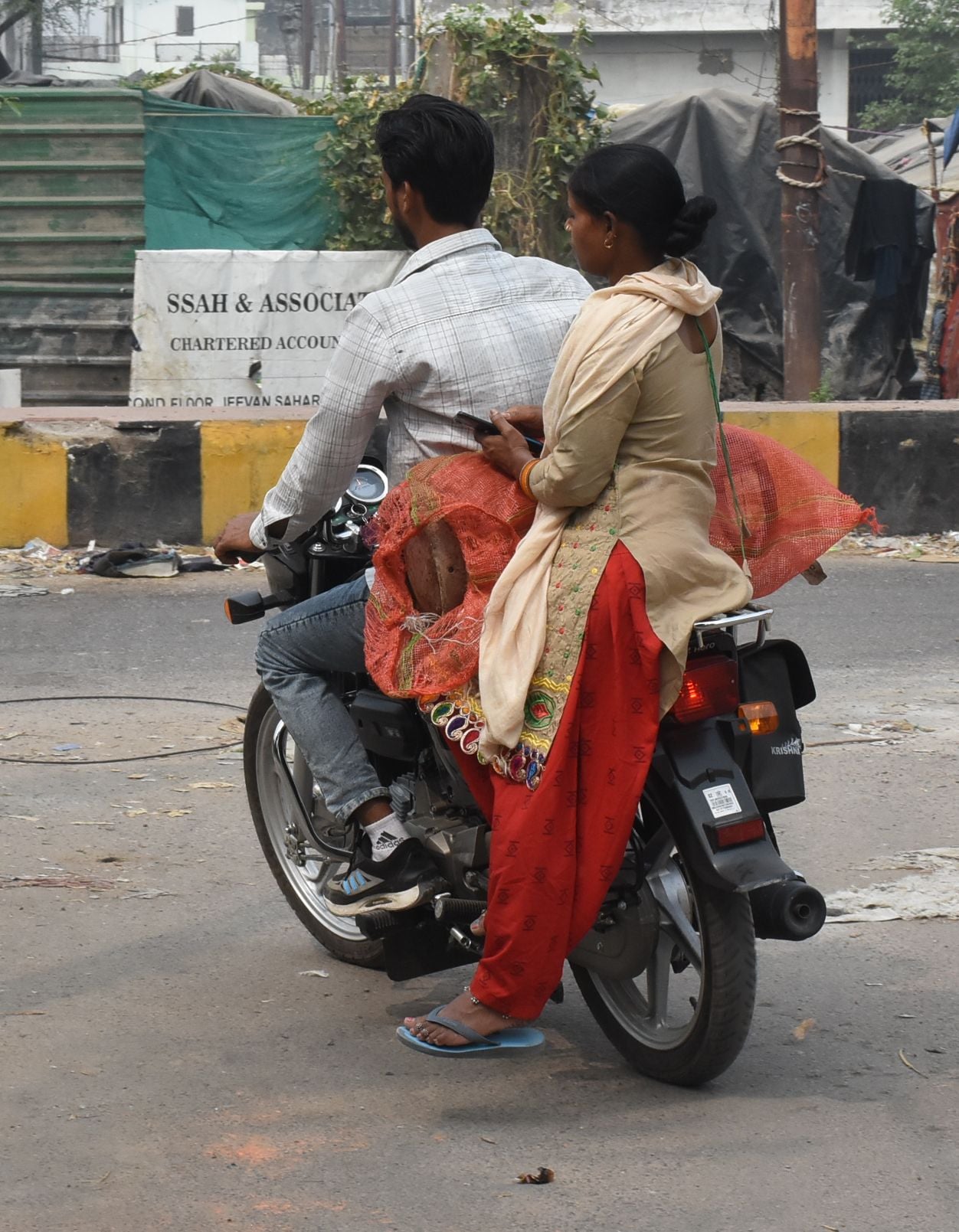 गैस सिलिंडर के लिए कतार में खड़े लोग।
