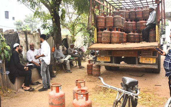 गैस सिलिंडर के लिए कतार में खड़े लोग।