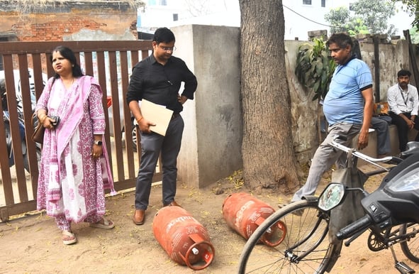 गैस सिलिंडर के लिए कतार में खड़े लोग।