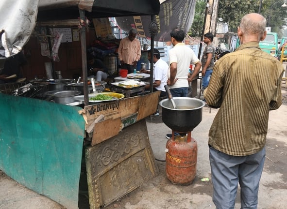 गैस सिलिंडर के लिए कतार में खड़े लोग।