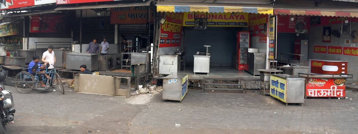 गैस सिलिंडर के लिए कतार में खड़े लोग।