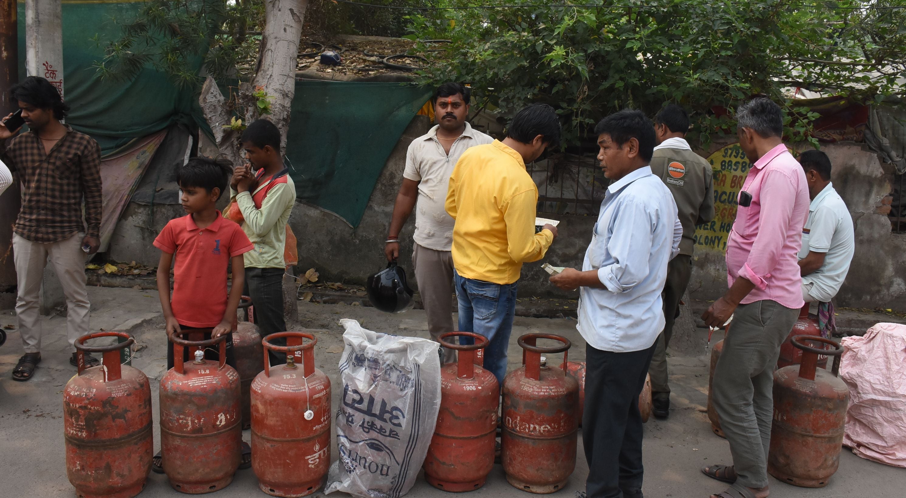 गैस सिलिंडर के लिए कतार में खड़े लोग।