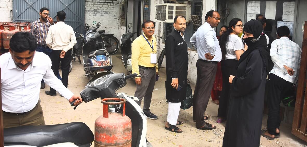 गैस सिलिंडर के लिए कतार में खड़े लोग।