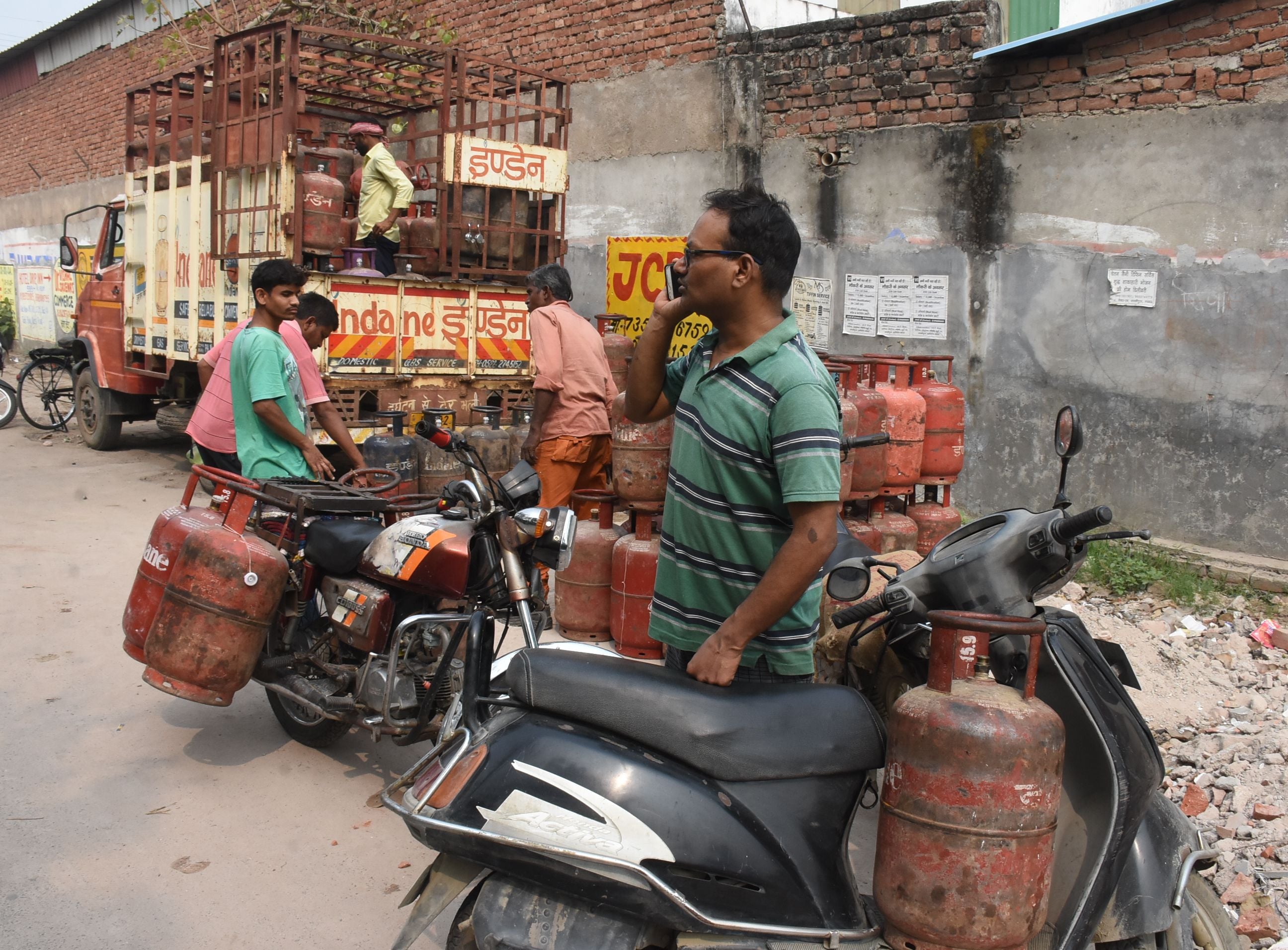 गैस सिलिंडर के लिए कतार में खड़े लोग।