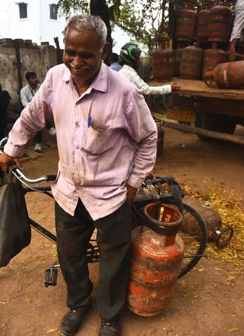 गैस सिलिंडर के लिए कतार में खड़े लोग।