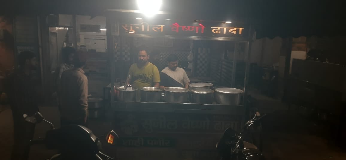 गांव तेजली में सिलिंडर की डिलीवरी देने पहुंचा एजेंसी का वाहन। आर्काइव