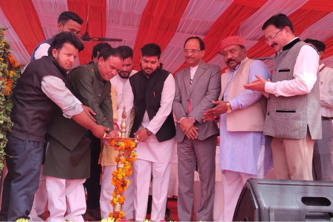 गढ़वाल विवि के प्रशासनिक भवन मैदान में आयोजित छात्र संघ समारोह में प्रस्तुति देती लोकगायिका प्रि