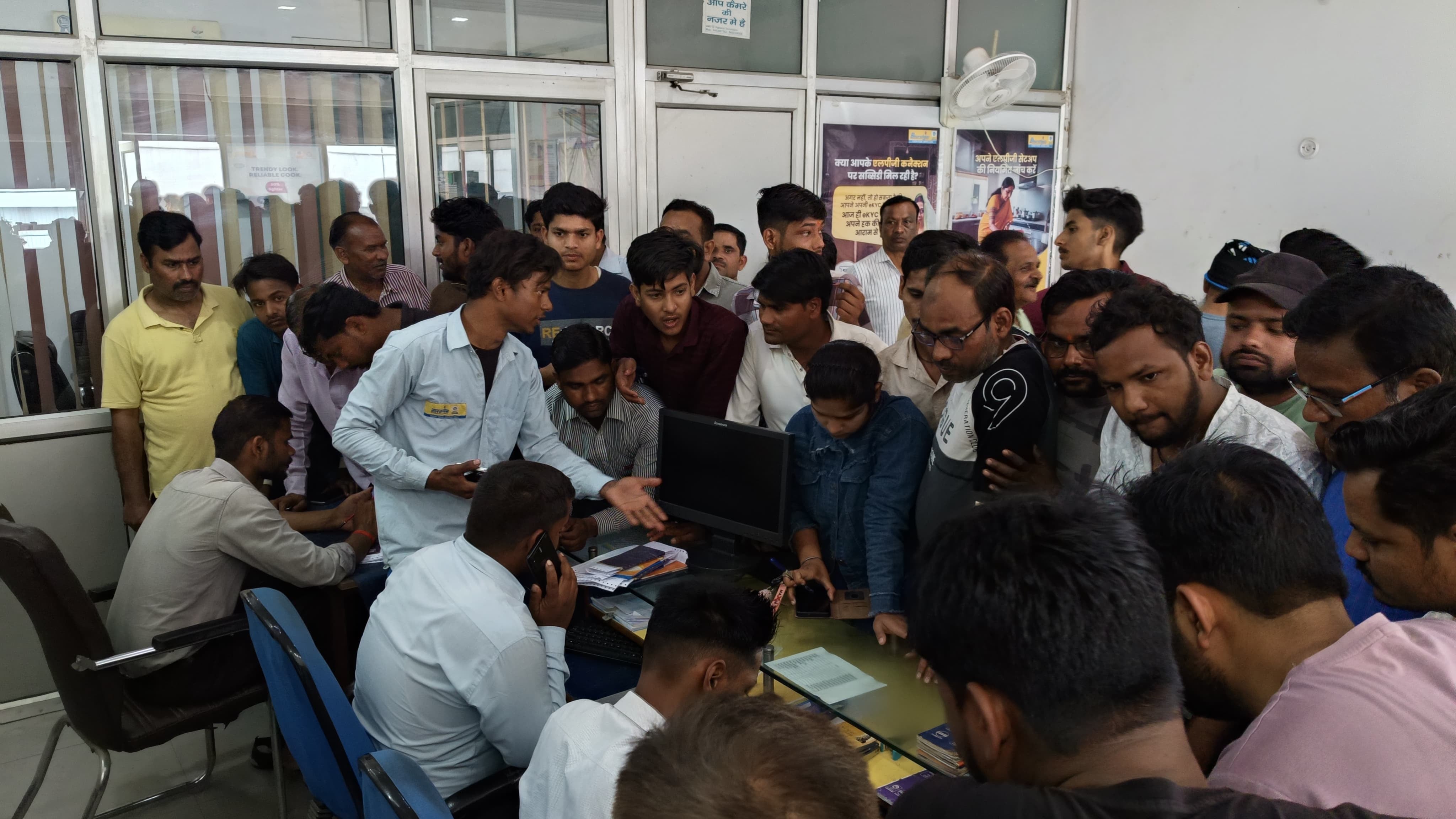 घरेलू गैस सिलेंडर लगाकर काम कर रहे ठेले खोमचे वाले। संवाद
