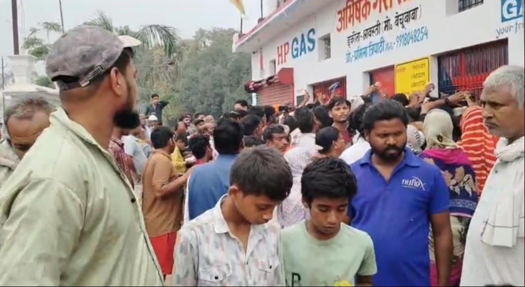  इकौना स्थित गैस एजेंसी में बेहोश पड़ी महिला