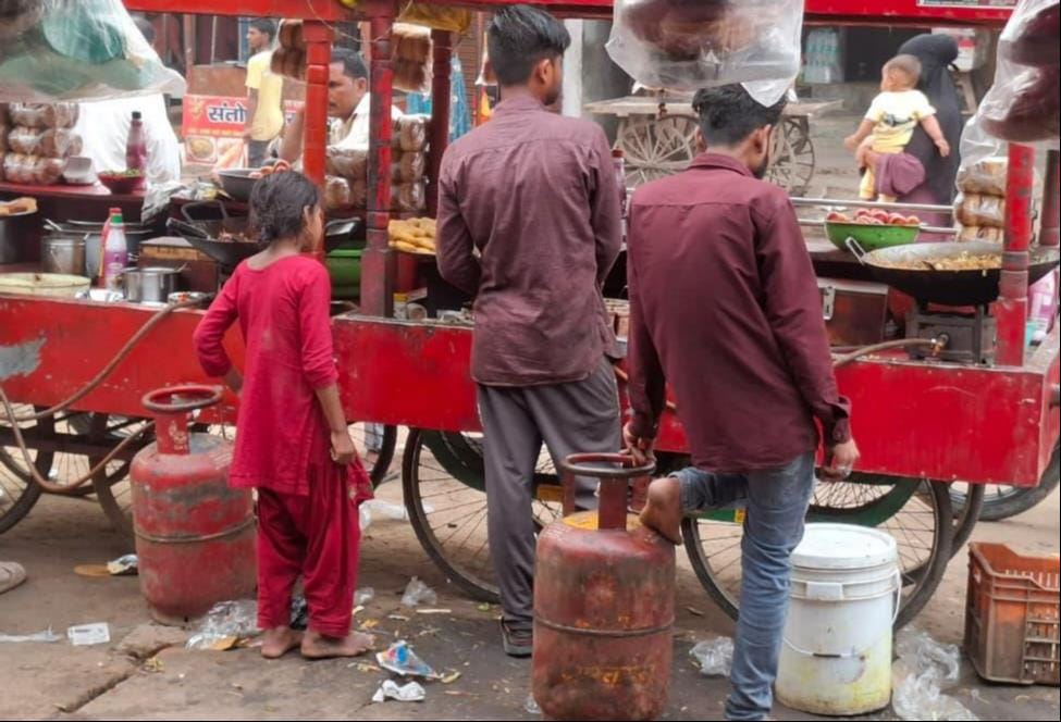  इकौना स्थित गैस एजेंसी में बेहोश पड़ी महिला