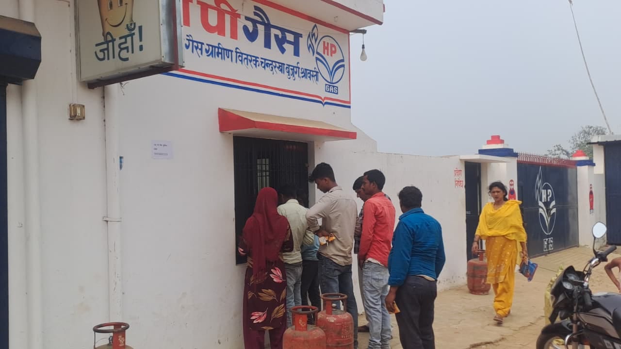  इकौना स्थित गैस एजेंसी में बेहोश पड़ी महिला