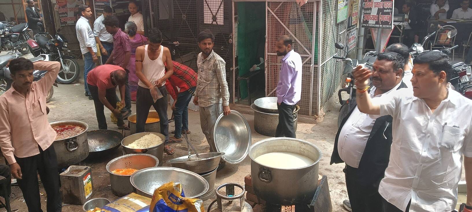 कचहरी में मतदाताओं को लुभाने के लिए प्रत्याशियों ने किए तरह-तरह के जतन। कचहरी में मतदाताओं को लुभाने के लिए प्रत्याशियों ने किए तरह-तरह के जतन।