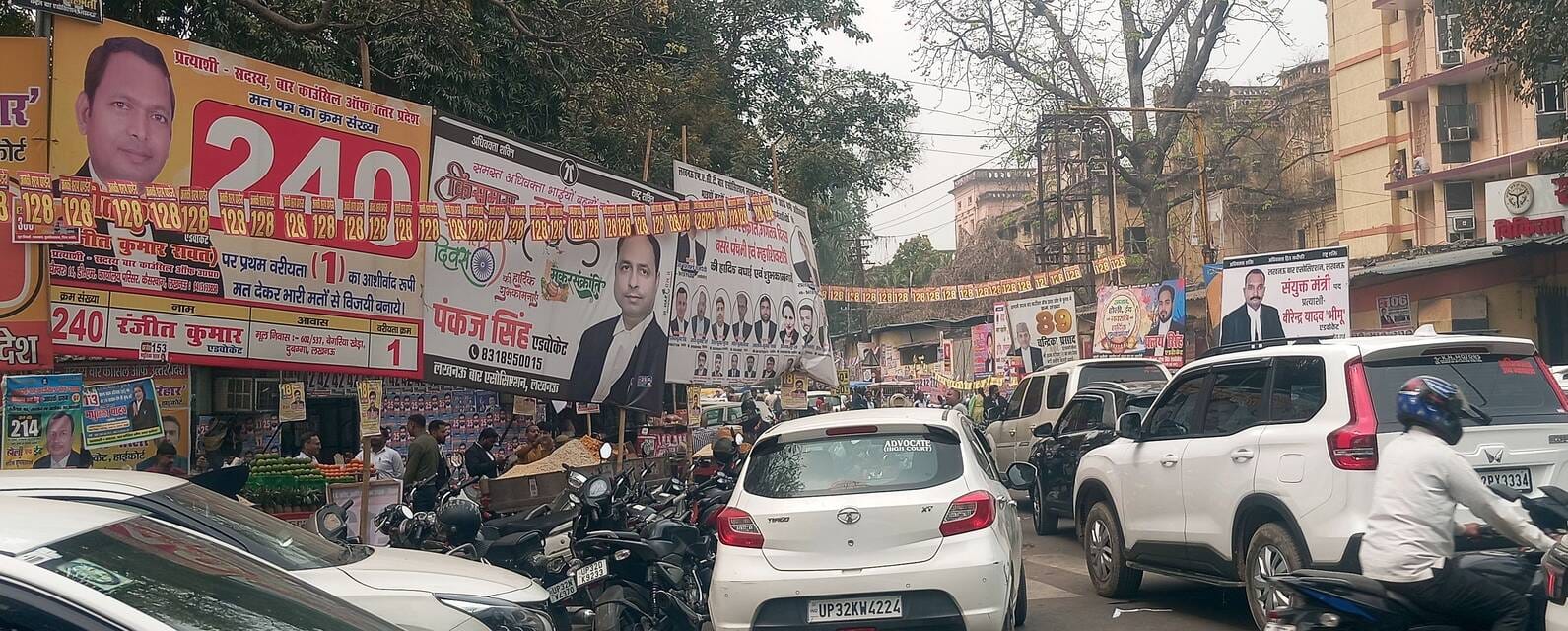 कचहरी में मतदाताओं को लुभाने के लिए प्रत्याशियों ने किए तरह-तरह के जतन। कचहरी में मतदाताओं को लुभाने के लिए प्रत्याशियों ने किए तरह-तरह के जतन।
