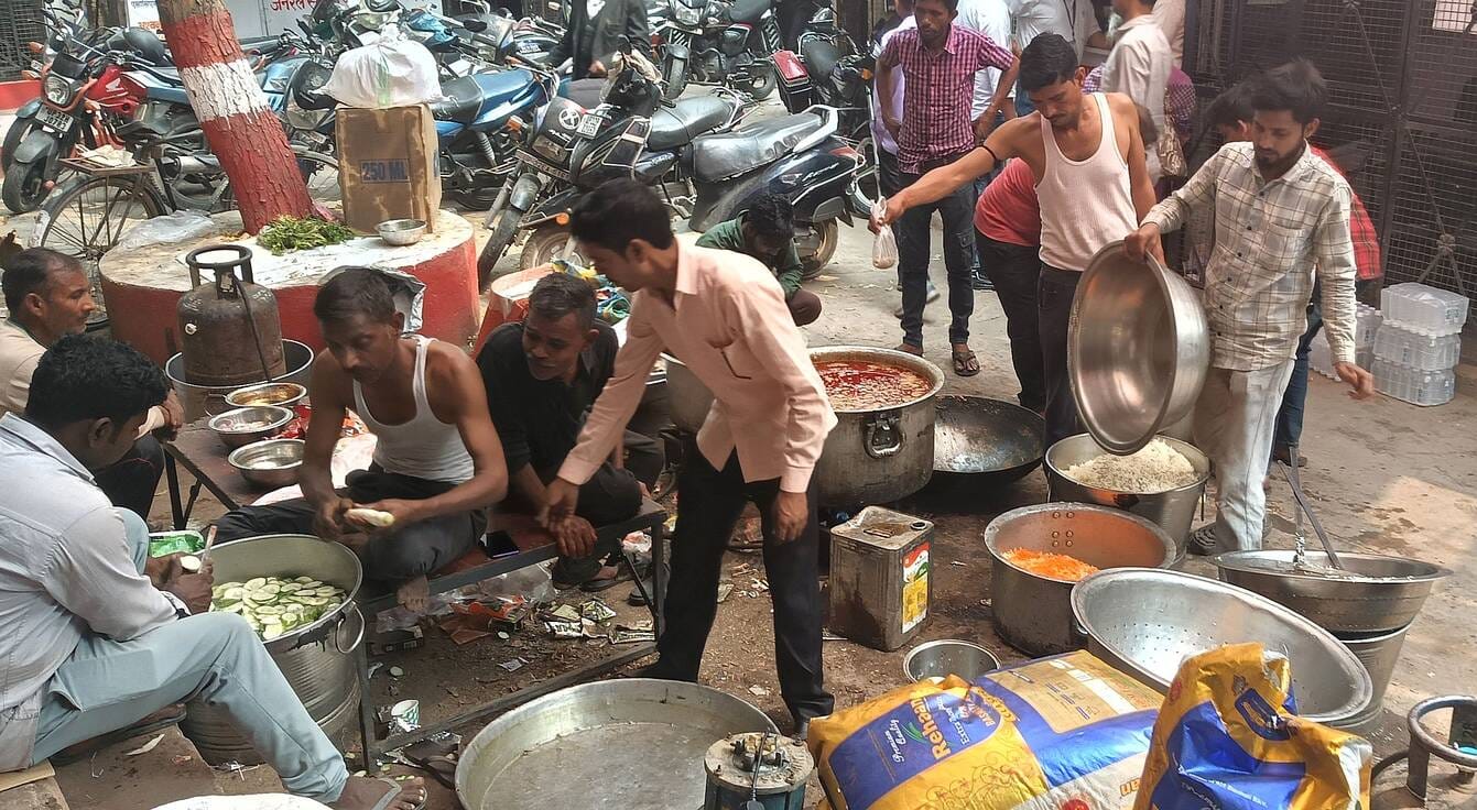 कचहरी में मतदाताओं को लुभाने के लिए प्रत्याशियों ने किए तरह-तरह के जतन। कचहरी में मतदाताओं को लुभाने के लिए प्रत्याशियों ने किए तरह-तरह के जतन।