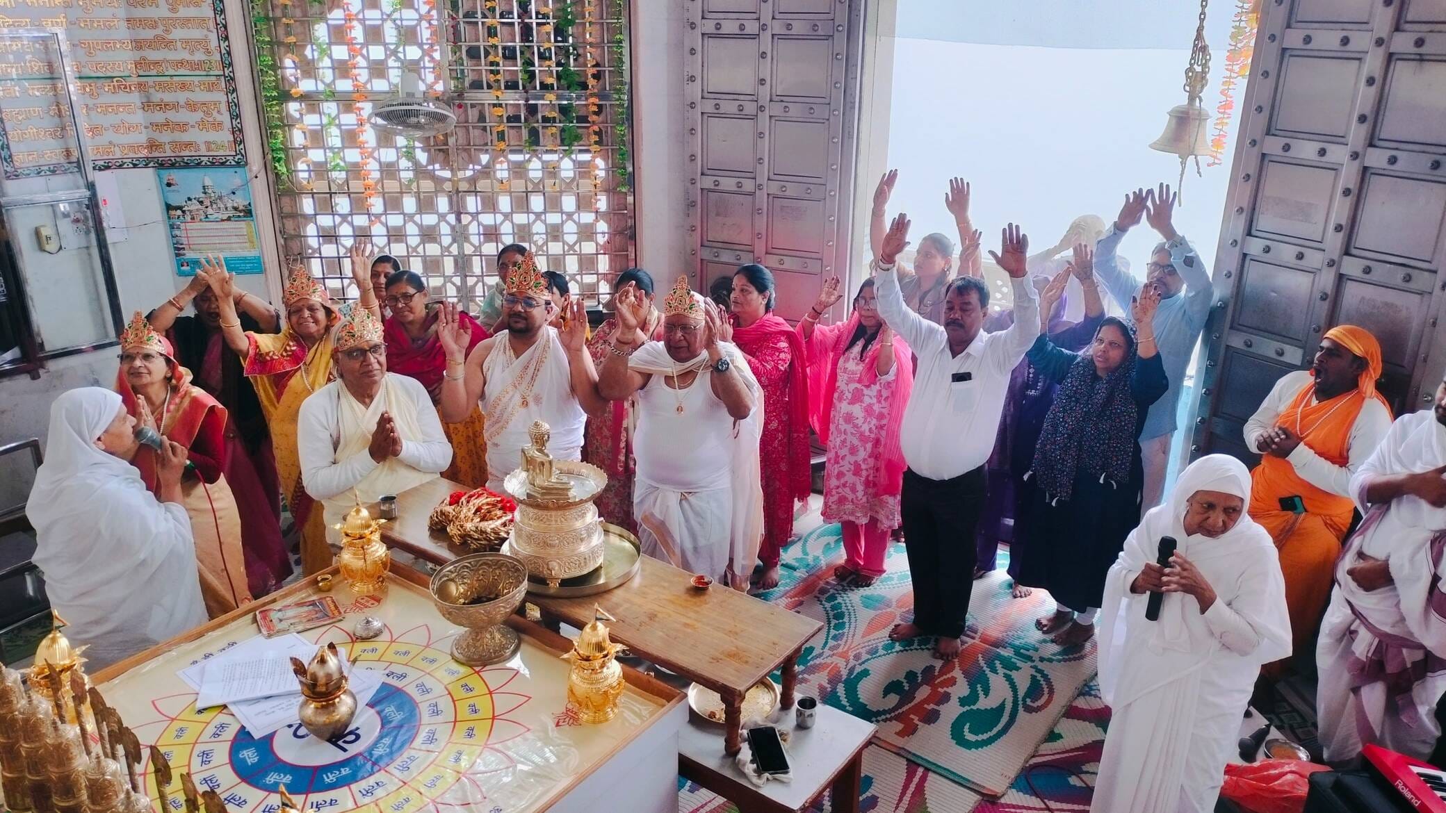 कैलाश पर्वत मंदिर पर भगवान का अभिषेक करते श्रद्धालु स्रोत संवाद कैलाश पर्वत मंदिर पर भगवान का अभिषेक करते श्रद्धालु स्रोत संवाद