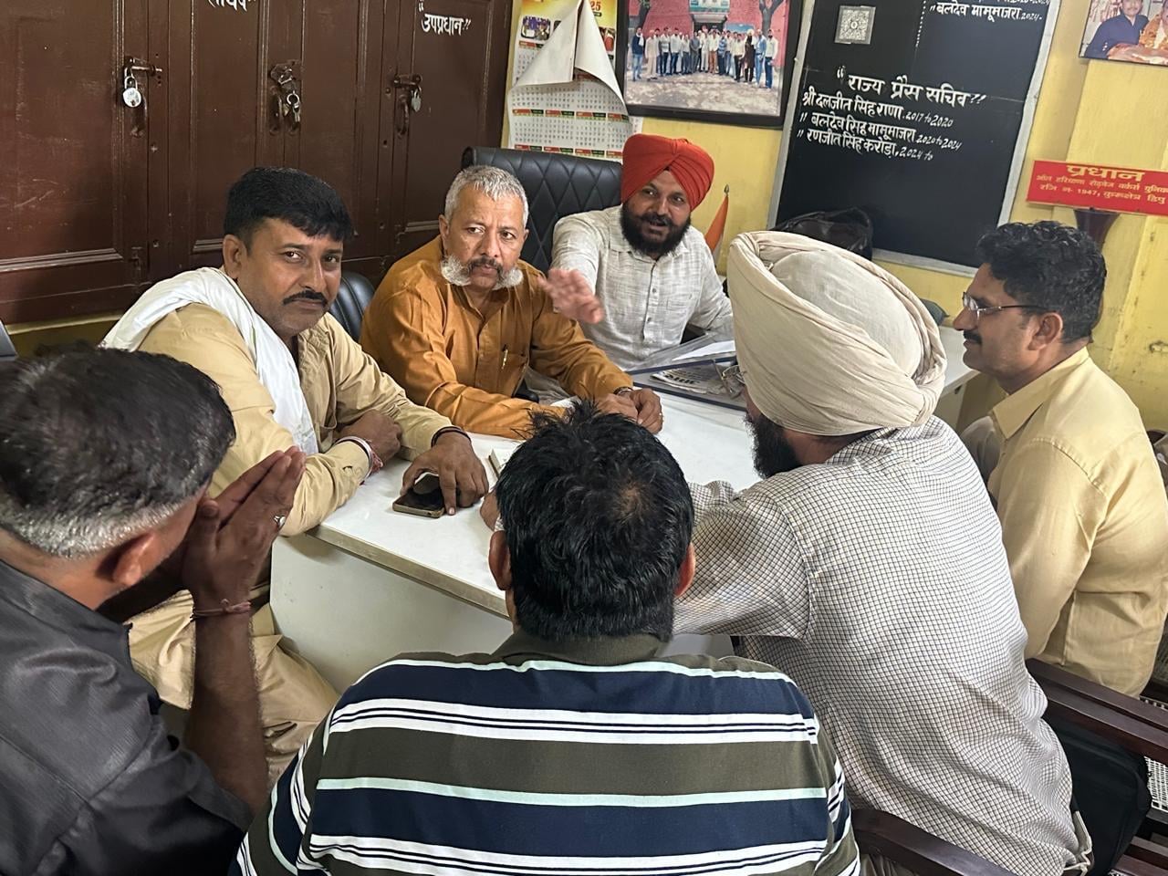 कुरुक्षेत्र। बैठक करते रोडवेज कर्मचारी। संवाद कुरुक्षेत्र। बैठक करते रोडवेज कर्मचारी। संवाद