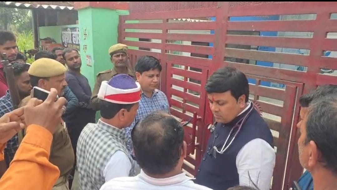 कोटवा में स्थित निजी अस्पताल को सीज करते खड्डा एसडीएम राजबीर सिंह व डिप्टी सीएमओ।स्रोत-सोशल मीड कोटवा में स्थित निजी अस्पताल को सीज करते खड्डा एसडीएम राजबीर सिंह व डिप्टी सीएमओ।स्रोत-सोशल मीड