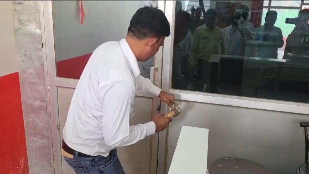 कोटवा में स्थित निजी अस्पताल को सीज करते खड्डा एसडीएम राजबीर सिंह व डिप्टी सीएमओ।स्रोत-सोशल मीड कोटवा में स्थित निजी अस्पताल को सीज करते खड्डा एसडीएम राजबीर सिंह व डिप्टी सीएमओ।स्रोत-सोशल मीड
