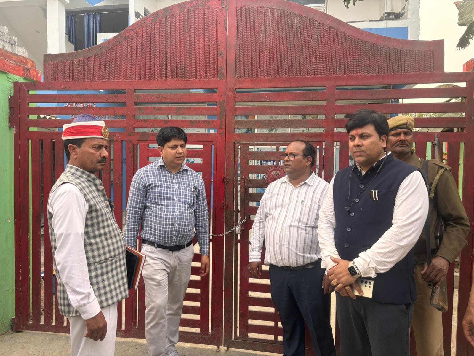 कोटवा में स्थित निजी अस्पताल को सीज करते खड्डा एसडीएम राजबीर सिंह व डिप्टी सीएमओ।स्रोत-सोशल मीड कोटवा में स्थित निजी अस्पताल को सीज करते खड्डा एसडीएम राजबीर सिंह व डिप्टी सीएमओ।स्रोत-सोशल मीड