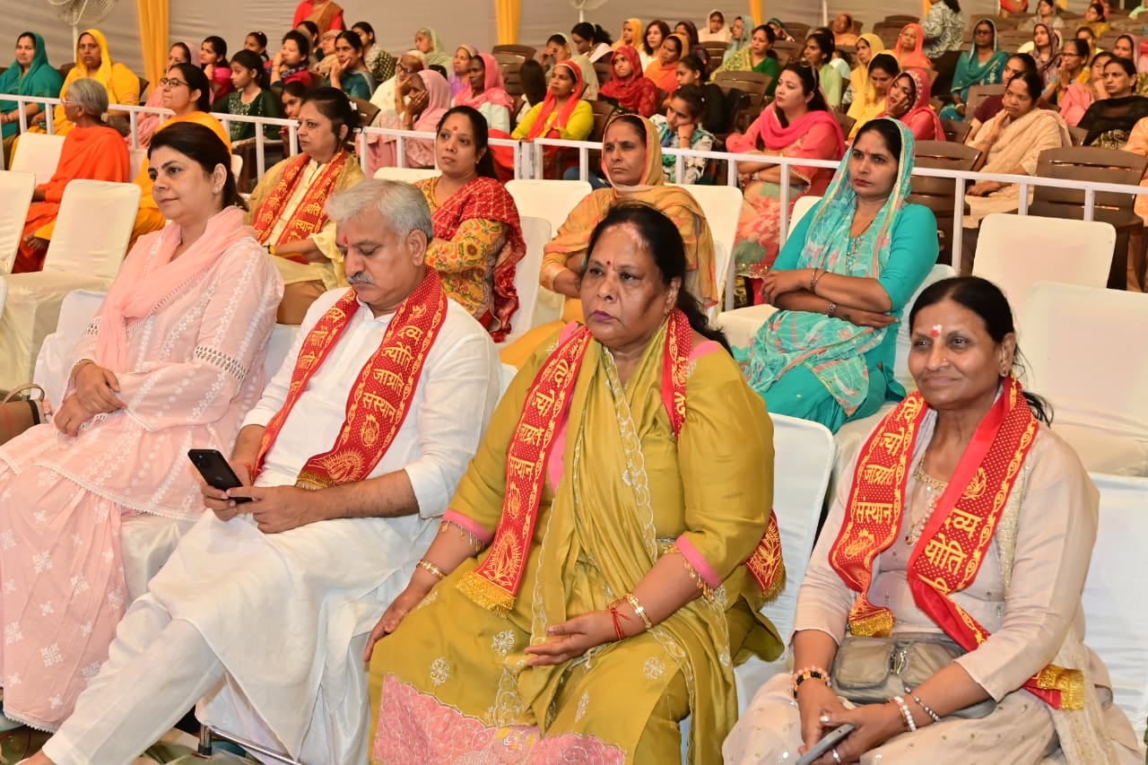कैथल के पुराने बस अड्डे परिसर में श्रद्धालुओं को कथा सुनातीं कथा व्यास आस्था भारती।
