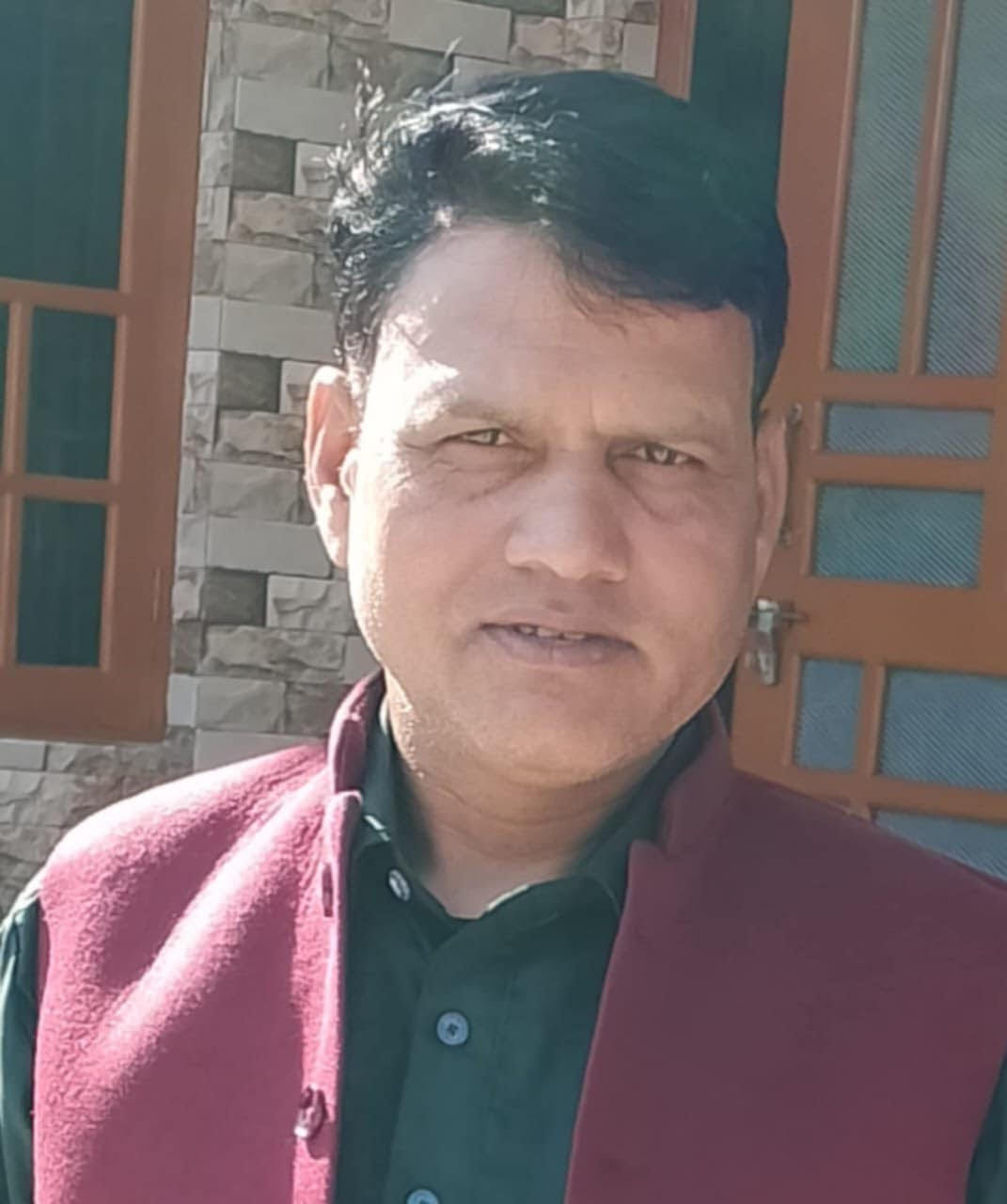 लंबागांव में सड़क पर बिखरी रेत-बजरी। संवाद
