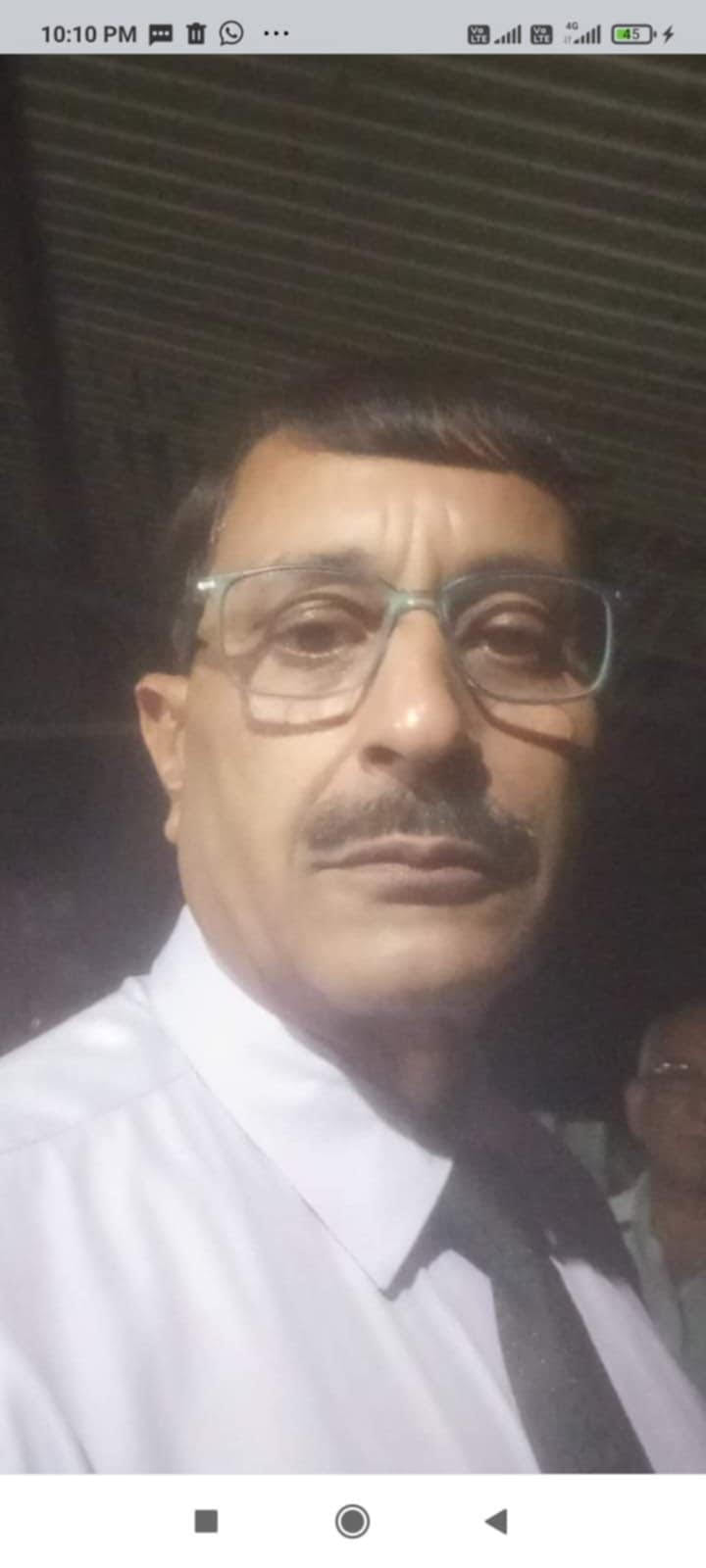 लंबागांव में सड़क पर बिखरी रेत-बजरी। संवाद