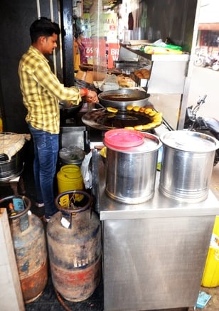 लाल इमली चौराहा स्थित फ्यूल स्टेशन पर पेट्रोल भरवाने के लिए खड़े लोग। संवाद लाल इमली चौराहा स्थित फ्यूल स्टेशन पर पेट्रोल भरवाने के लिए खड़े लोग। संवाद