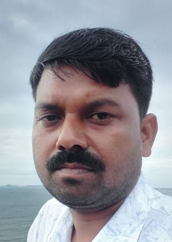 लाल इमली चौराहा स्थित फ्यूल स्टेशन पर पेट्रोल भरवाने के लिए खड़े लोग। संवाद लाल इमली चौराहा स्थित फ्यूल स्टेशन पर पेट्रोल भरवाने के लिए खड़े लोग। संवाद