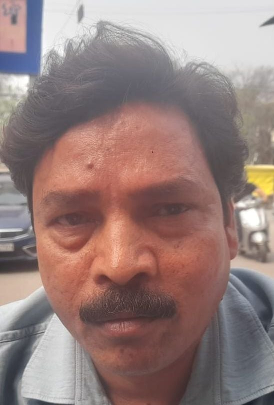 लाल इमली चौराहा स्थित फ्यूल स्टेशन पर पेट्रोल भरवाने के लिए खड़े लोग। संवाद लाल इमली चौराहा स्थित फ्यूल स्टेशन पर पेट्रोल भरवाने के लिए खड़े लोग। संवाद