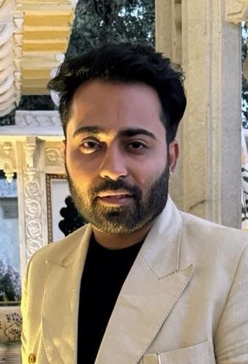 लाल इमली चौराहा स्थित फ्यूल स्टेशन पर पेट्रोल भरवाने के लिए खड़े लोग। संवाद लाल इमली चौराहा स्थित फ्यूल स्टेशन पर पेट्रोल भरवाने के लिए खड़े लोग। संवाद
