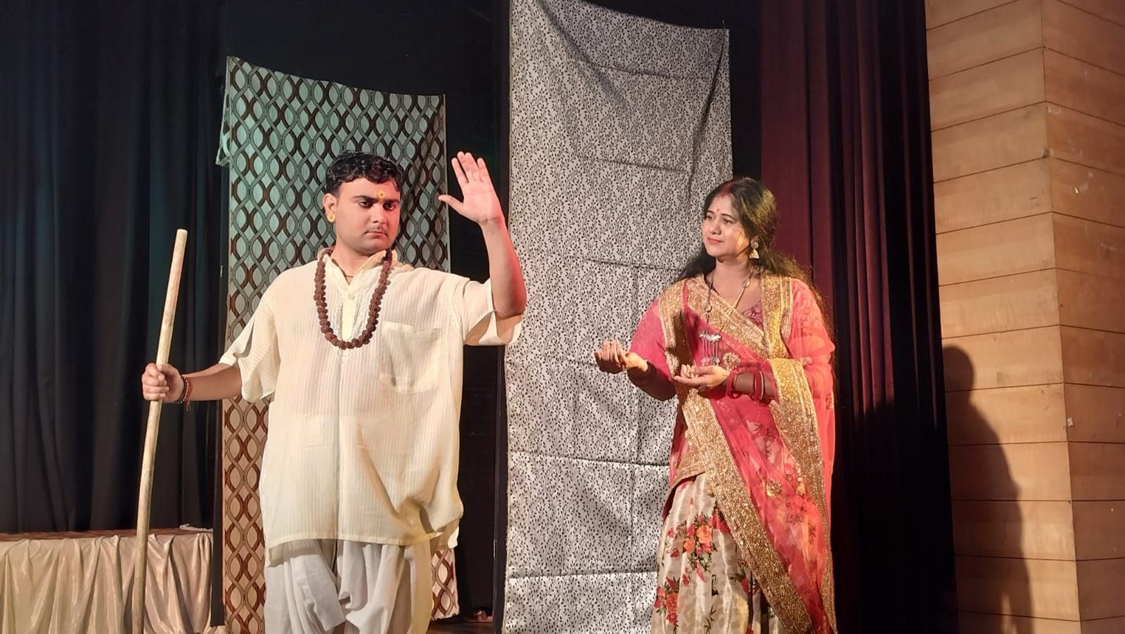 मंच पर उतरी कलयुगी सुदामा की कहानी मंच पर उतरी कलयुगी सुदामा की कहानी