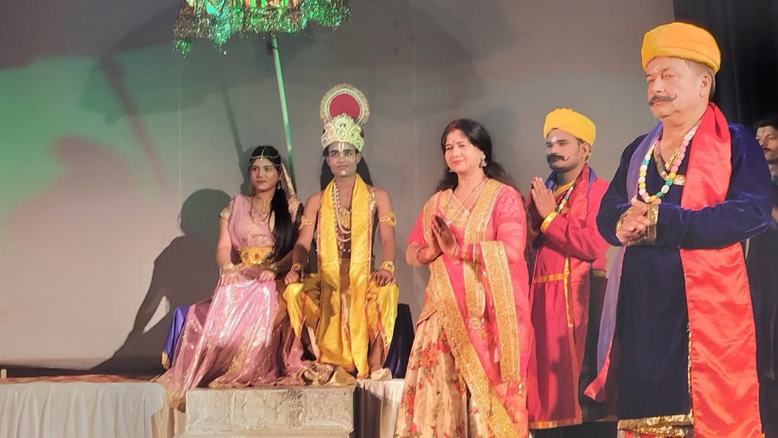 मंच पर उतरी कलयुगी सुदामा की कहानी मंच पर उतरी कलयुगी सुदामा की कहानी