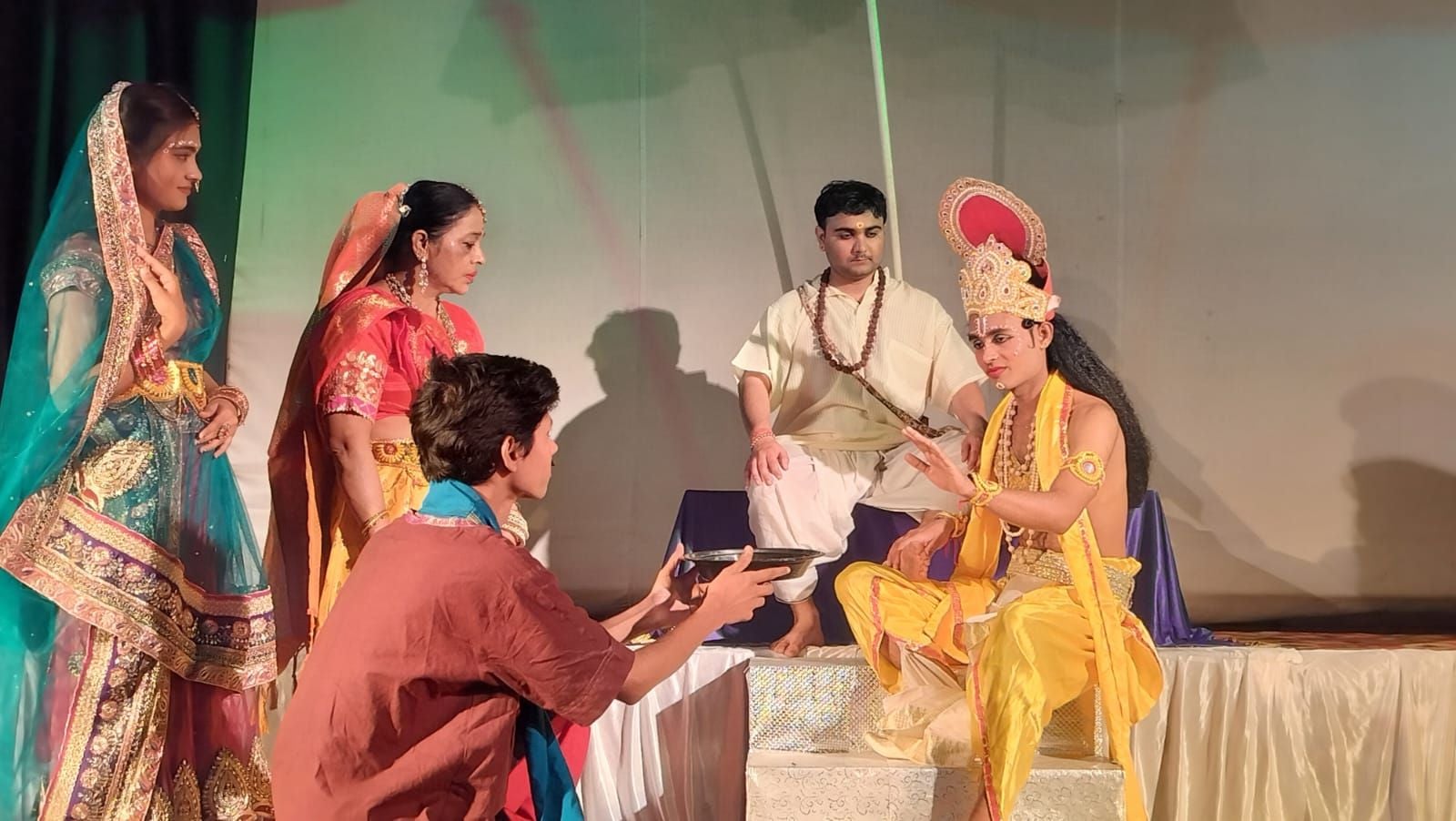 मंच पर उतरी कलयुगी सुदामा की कहानी मंच पर उतरी कलयुगी सुदामा की कहानी