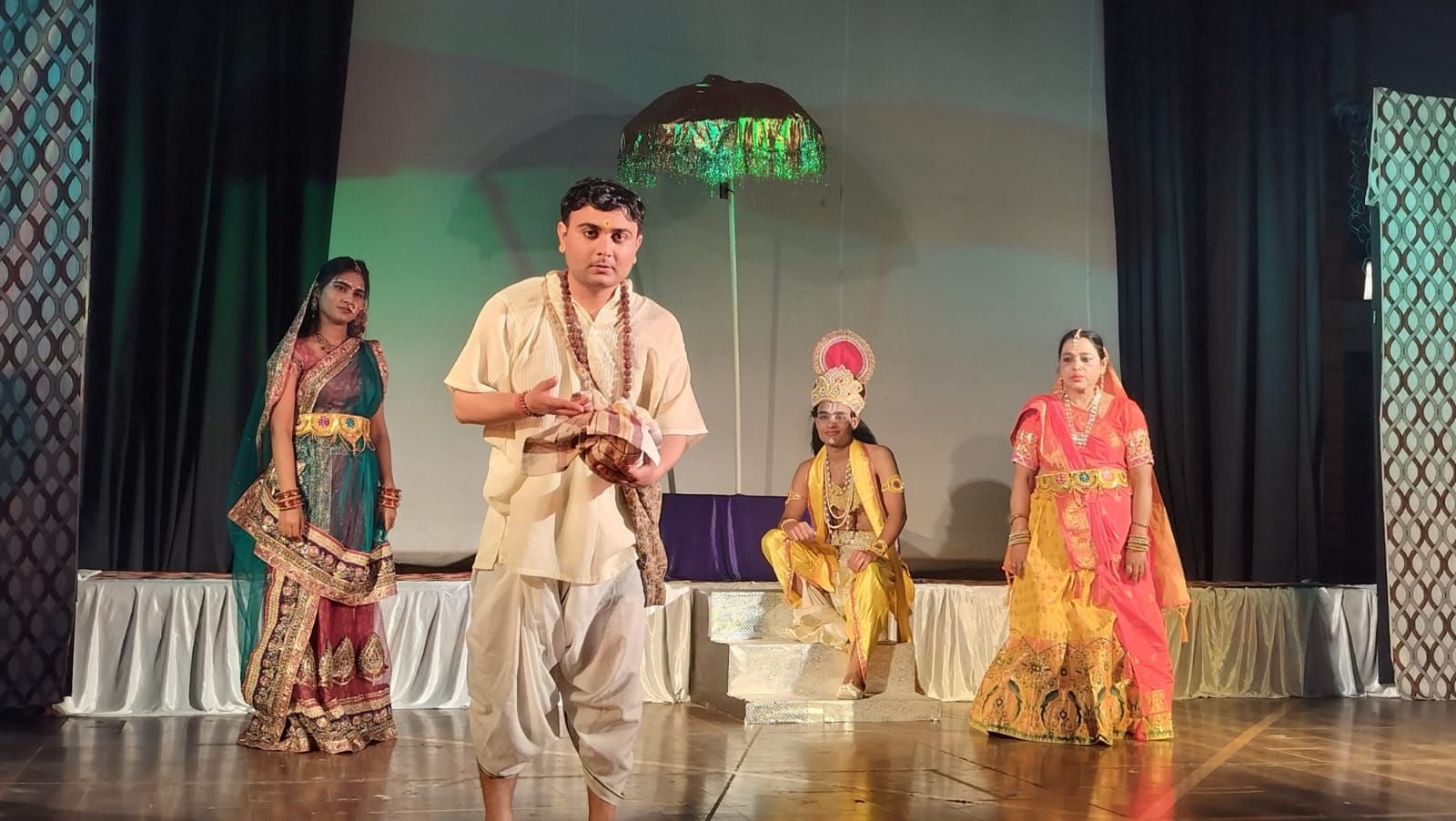 मंच पर उतरी कलयुगी सुदामा की कहानी मंच पर उतरी कलयुगी सुदामा की कहानी