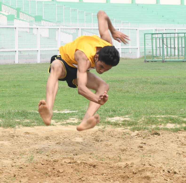 प्रतियोगिता के दौरान भाग लेते खिलाड़ी।