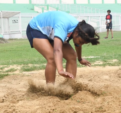 प्रतियोगिता के दौरान भाग लेते खिलाड़ी।