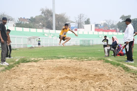 प्रतियोगिता के दौरान भाग लेते खिलाड़ी।