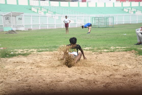 प्रतियोगिता के दौरान भाग लेते खिलाड़ी।