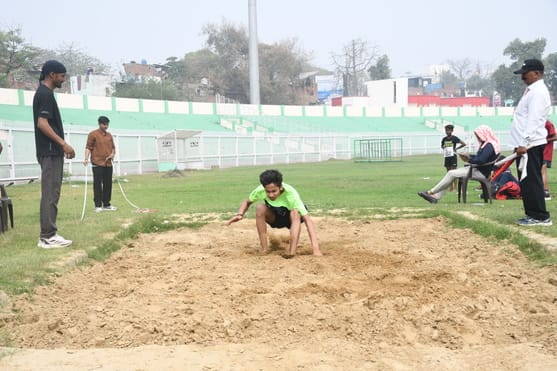 प्रतियोगिता के दौरान भाग लेते खिलाड़ी।