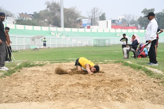 प्रतियोगिता के दौरान भाग लेते खिलाड़ी।