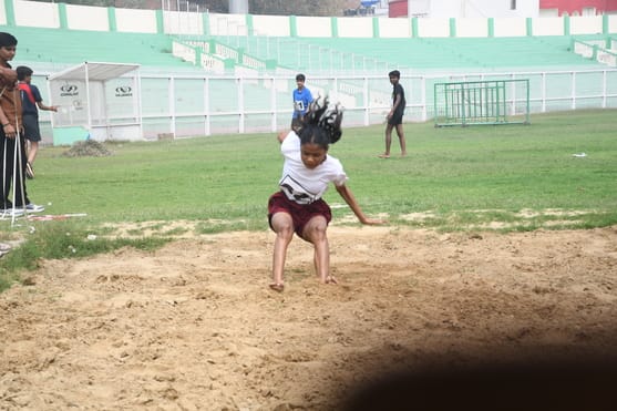 प्रतियोगिता के दौरान भाग लेते खिलाड़ी।