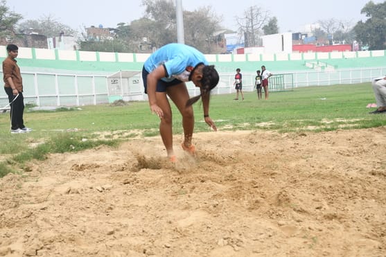 प्रतियोगिता के दौरान भाग लेते खिलाड़ी।